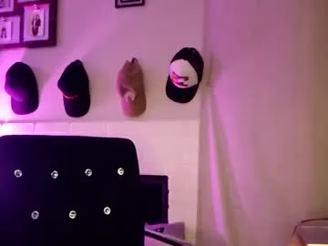 uwuxo – webcam model profile photo Image 6