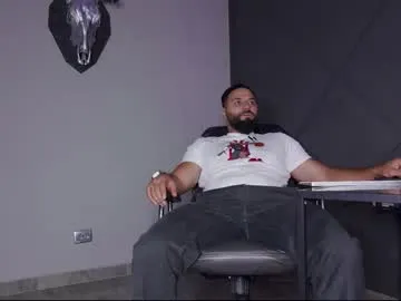 VIKITOMMY – webcam model profile photo Image 16