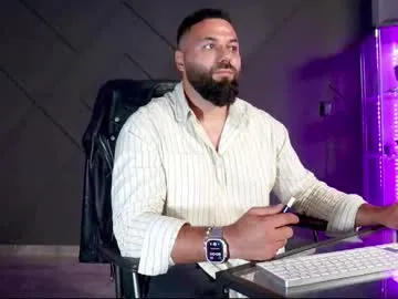 VIKITOMMY – webcam model profile photo Image 4