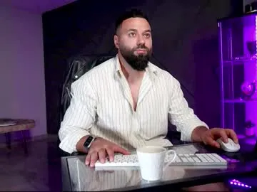 VIKITOMMY – webcam model profile photo Image 8