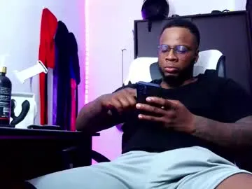 TOP_po – webcam model profile photo Image 12