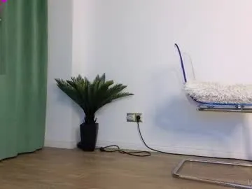 krisneal – webcam model profile photo Image 8