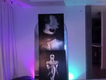 scarlethroa – webcam model profile photo Image 8