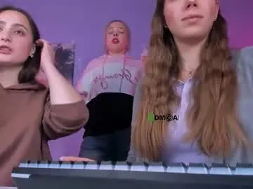 kiki_swan – webcam model profile photo Image 4