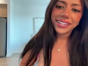 TOP_po – webcam model profile photo Image 4