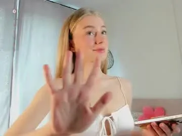 petite_marie_ – webcam model profile photo Image 2