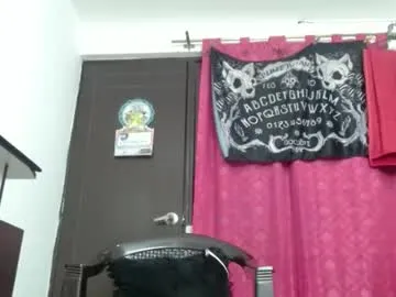 TOP_po – webcam model profile photo Image 17