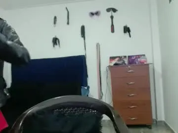 TOP_po – webcam model profile photo Image 3