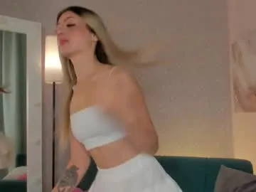 crystal_rouge – webcam model profile photo Image 2