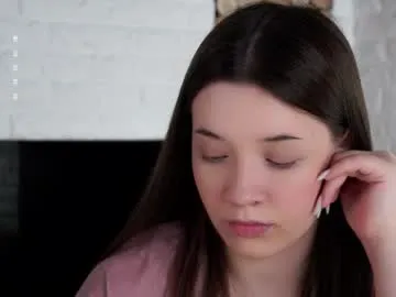 Charlotte-glasses – webcam model profile photo Image 8