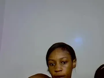 uwuxo – webcam model profile photo Image 3