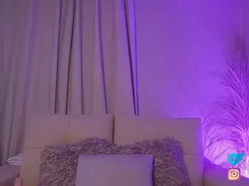 -VikkiL0vesCheese- – webcam model profile photo Image 2