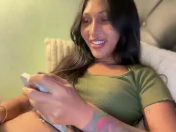 VIKITOMMY – webcam model profile photo Image 3
