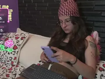 IORio2 – webcam model profile photo Image 4