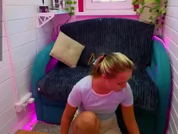 NaughtyInGlasses – webcam model profile photo Image 14