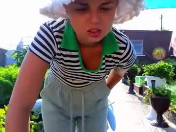 NaughtyInGlasses – webcam model profile photo Image 3