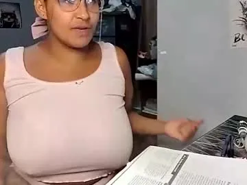 TOP_po – webcam model profile photo Image 5