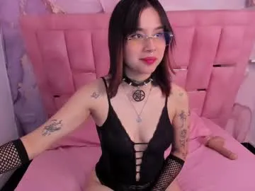 crimsonkitten – webcam model profile photo Image 2