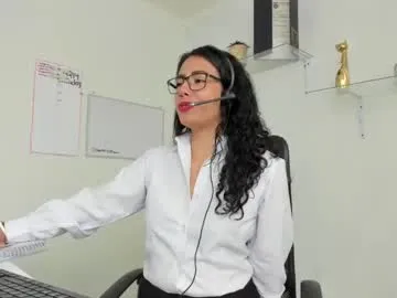 Charlotte-glasses – webcam model profile photo Image 10