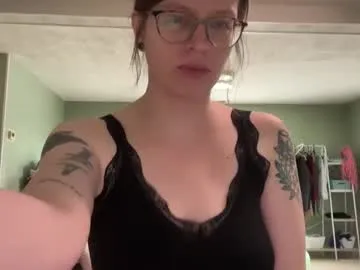 VIKITOMMY – webcam model profile photo Image 4