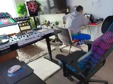 PinkyPai – webcam model profile photo Image 2