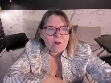 DS888 – webcam model profile photo Image 4