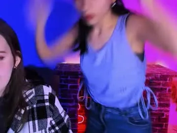 miaandmolly_ – webcam model profile photo Image 9