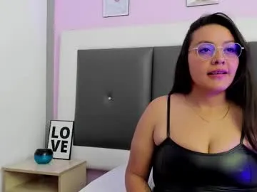 VIKITOMMY – webcam model profile photo Image 2