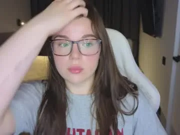 oops_my_english – webcam model profile photo Image 3