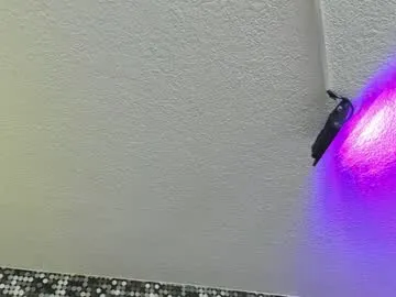 -VikkiL0vesCheese- – webcam model profile photo Image 15