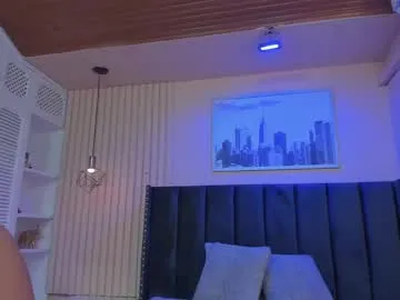 -VikkiL0vesCheese- – webcam model profile photo Image 9