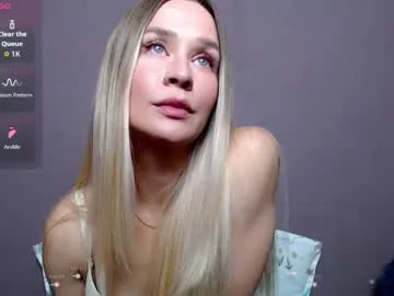 miaandmolly_ – webcam model profile photo Image 6