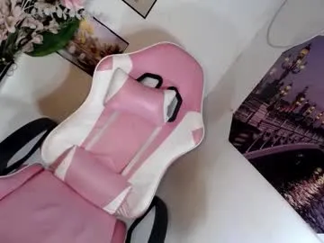 uwuxo – webcam model profile photo Image 9