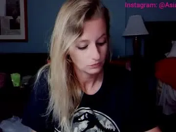 IORio2 – webcam model profile photo Image 18