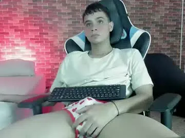 -VikkiL0vesCheese- – webcam model profile photo Image 12
