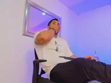 glasses_cat – webcam model profile photo Image 18