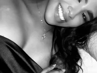 VIKITOMMY – webcam model profile photo Image 7