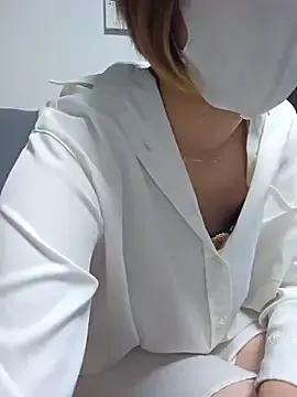 TOP_po – webcam model profile photo Image 14