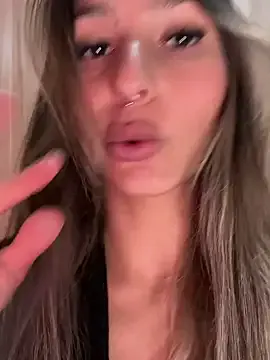 Alicatcua_ – webcam model profile photo Image 3