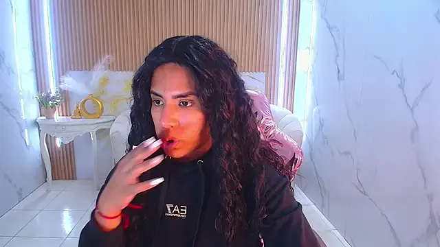 Linnea – webcam model profile photo Image 3