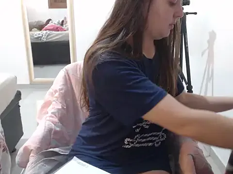 Alicatcua_ – webcam model profile photo Image 2