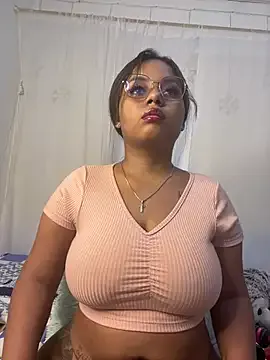 Linnea – webcam model profile photo Image 12