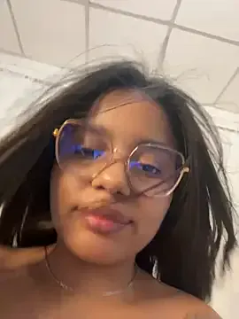 Linnea – webcam model profile photo Image 7