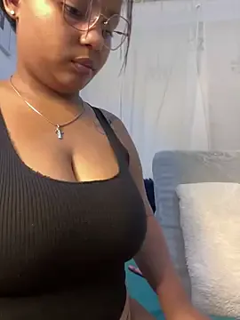 Linnea – webcam model profile photo Image 8