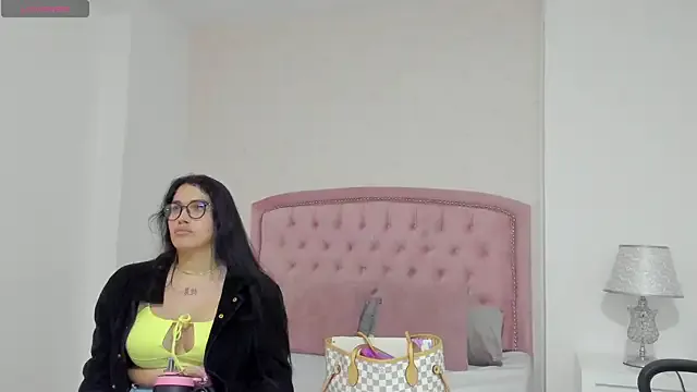 IORio2 – webcam model profile photo Image 7