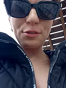 Roof-is-on-fire – webcam model profile photo Image 4