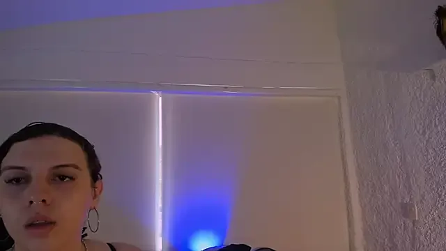 IORio2 – webcam model profile photo Image 15