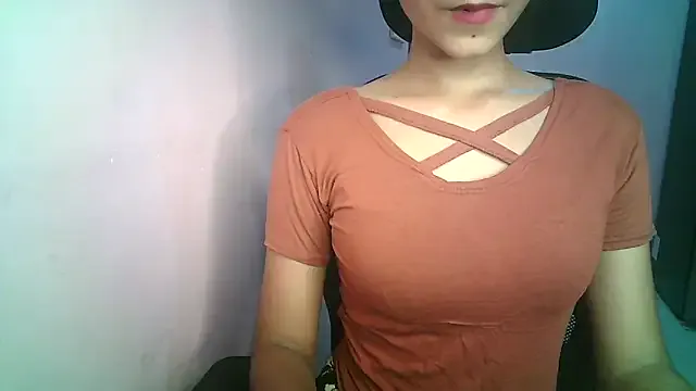 Linnea – webcam model profile photo Image 12