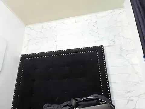 alliecrowns – webcam model profile photo Image 2