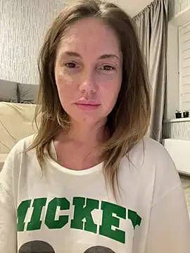 -VikkiL0vesCheese- – webcam model profile photo Image 3